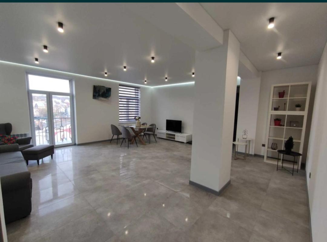 Apartment 2 Separate Bedrooms *